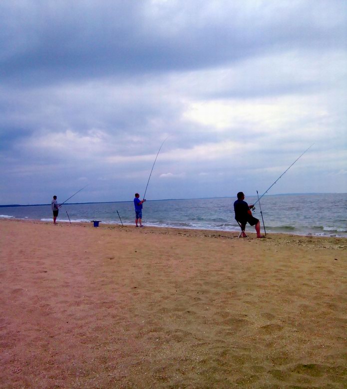 Рыбалка на берегу Азовского моря